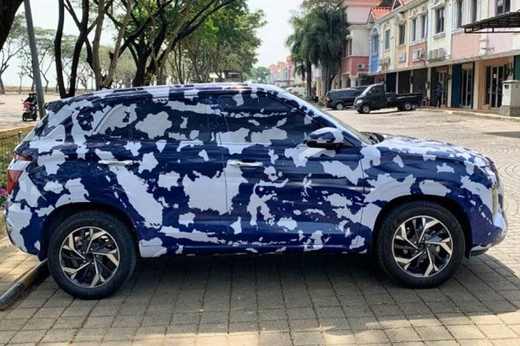 Trong khi đó, phiên bản hiện tại của xe ở Ấn Độ có 3 tùy chọn động cơ. Thứ nhất là động cơ xăng 4 xi-lanh, hút khí tự nhiên, dung tích 1.5L, sản sinh công suất tối đa 115 mã lực và mô-men xoắn cực đại 144 Nm. Thứ hai là động cơ xăng tăng áp, dung tích 1.4L, tạo ra công suất tối đa 140 mã lực và mô-men xoắn cực đại 242 Nm.