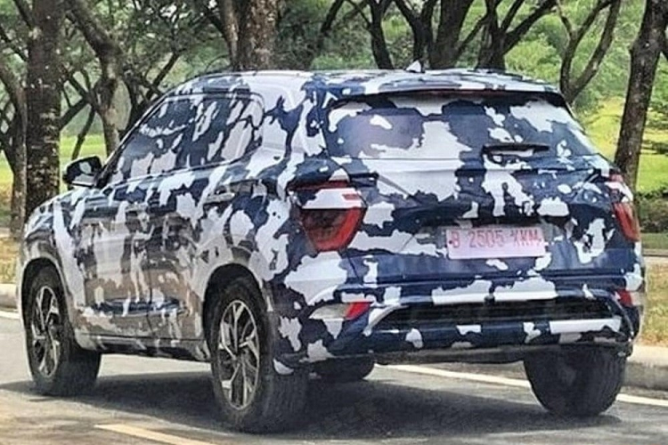 Trên đầu xe Hyundai Creta 2022 có lưới tản nhiệt không viền mới, tích hợp dải đèn LED định vị ban ngày với thiết kế hình học mang tên “Parametric Hidden Lights”. Trong khi đó, đèn pha chính được đặt sâu trong hốc hình chữ nhật ở hai bên lưới tản nhiệt. Ngoài ra, xe còn có tấm ốp gầm màu bạc kéo dài lên trên, bao quanh hốc gió trung tâm, cản trước mới và nắp ca-pô "cơ bắp".