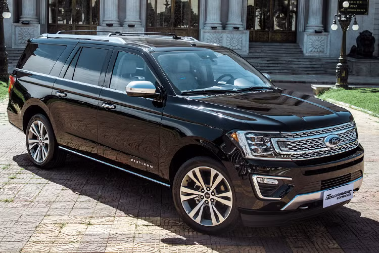 Tại Campuchia, Ford Expedition 2021 mới được phối duy nhất một phiên bản Platinum Max. Xe được phân phối với mức giá lên đến 199.000 USD (tương đương 4,5 tỷ đồng), gấp khoảng 2,5 lần mức giá niêm yết, khởi điểm từ 76.000 USD tại thị trường Bắc Mỹ. Vì giá cao, nên dòng Ford Expedition Platinum Max 2021 này hướng đến một nhóm nhỏ khách hàng có điều kiện kinh tế khá giả, ưa thích xe SUV cỡ lớn.
