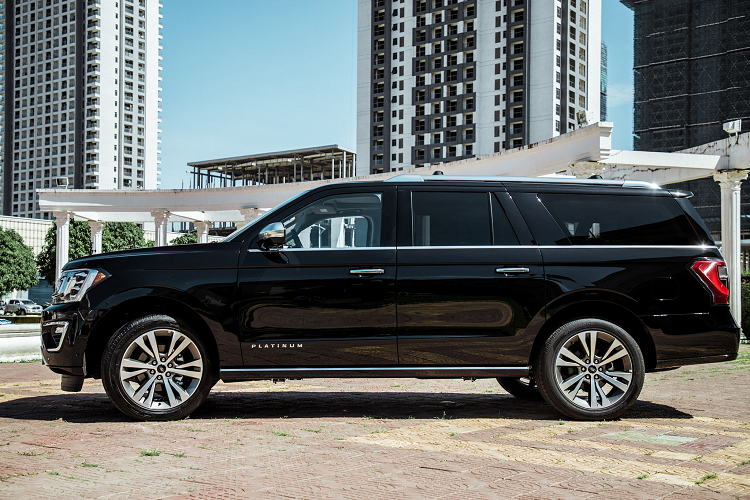 Là mẫu SUV full-size, Ford Expedition Max sở hữu chiều dài 5.636mm và chiều dài cơ sở lên đến 3.342mm, nhờ đó nội thất xe cực kỳ rộng rãi cho cả 3 hàng ghế. Xe sở hữu nội thất ghế ngồi bọc Da, màn hình hỗ trợ lái kiểu analog kết hợp với màn hình đa thông tin.