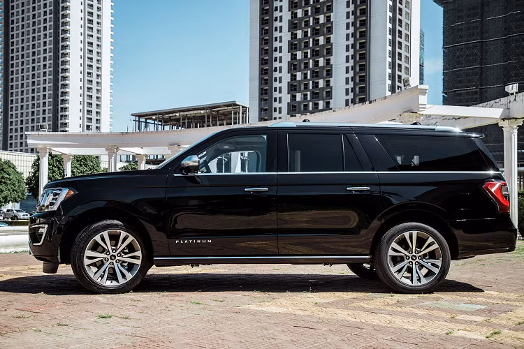 Là mẫu SUV full-size, Ford Expedition Max sở hữu chiều dài 5.636mm và chiều dài cơ sở lên đến 3.342mm, nhờ đó nội thất xe cực kỳ rộng rãi cho cả 3 hàng ghế. Xe sở hữu nội thất ghế ngồi bọc Da, màn hình hỗ trợ lái kiểu analog kết hợp với màn hình đa thông tin.