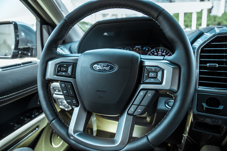 Về an toàn và hỗ trợ lái, Ford Expedition Platinum Max 2021 đi kèm với nhiều “đồ chơi” an toàn như: Cảnh báo về phương tiện cắt ngang khi lùi, hệ thống hỗ trợ đỗ xe chủ động có tích hợp tính năng đỗ xe song song và vuông góc.