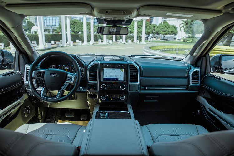 Màn hình giải trí 8 inch hỗ trợ đa kết nối SYNC 3. Vô lăng chỉnh điện, bọc da với các nút điều khiển âm thanh và tích hợp sưởi và kiểm soát hành trình, loa B&amp;O (Bang &amp; Olufsen). Xe đi kèm với các tiện nghi như cửa sổ trời, cốp điện, điểm phát sóng Wi-Fi, ổ cắm điện AC 110V/150W, hệ thống hỗ trợ đề nổ từ xa, kiểm soát tiếng ồn chủ động.