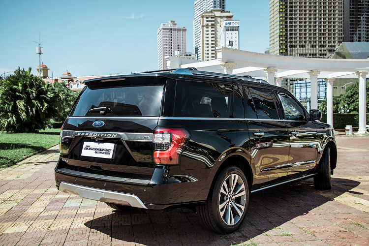 Ford Expedition Platinum Max 2021 mới sử dụng động cơ xăng V6 dung tích 3.5L tăng áp kép, công nghệ Ecoboost cho công suất tối đa 375 mã lực tại 5.000 vòng/phút và mô-men xoắn cực đại lên đến 637Nm từ 2.250 vòng/phút. Sức mạnh được truyền xuống bốn bánh (4WD), thông qua hộp số tự động SelectShift 10 cấp (10AT).