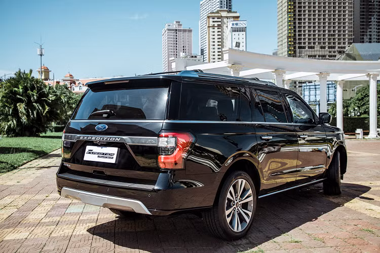 Ford Expedition Platinum Max 2021 mới sử dụng động cơ xăng V6 dung tích 3.5L tăng áp kép, công nghệ Ecoboost cho công suất tối đa 375 mã lực tại 5.000 vòng/phút và mô-men xoắn cực đại lên đến 637Nm từ 2.250 vòng/phút. Sức mạnh được truyền xuống bốn bánh (4WD), thông qua hộp số tự động SelectShift 10 cấp (10AT).