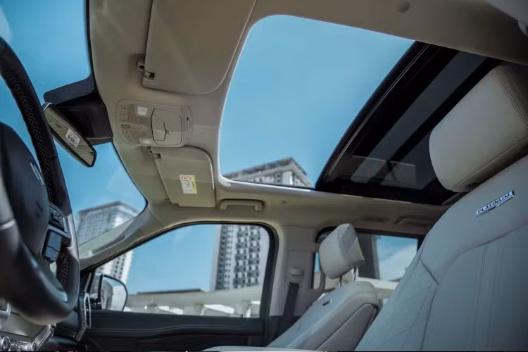 Sở hữu thiết kế nam tính, bề thế, động cơ V6 tăng áp kép mạnh mẽ, nội thất rộng rãi, nhiều tiện nghi giải trí và trang bị an toàn. Dòng xe SUV Ford Expedition Max này sẽ cực kỳ lý tưởng dành cho các khách hàng yêu thích SUV cỡ lớn của Mỹ, mua về để phục vụ cho gia đình.