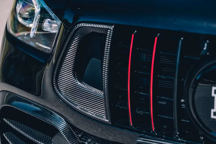 Chiếc GLE 63 Coupe của Brabus chỉ cần 3,4 giây để gia tốc từ 0-96 km/h, giảm xuống từ thời gian 3,7 giây của xe ban đầu. Một thành tích không tệ đối với một chiếc SUV nặng 2,3 tấn.