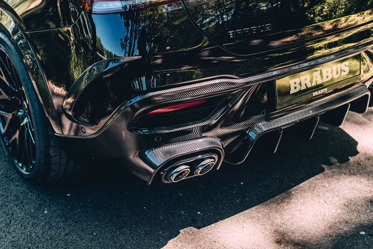Để mang đến cho GLE Coupe vẻ ngoài thể thao phù hợp với công suất bổ sung, Brabus đã trang bị nhiều phụ tùng tăng cường khí động học bằng sợi carbon bao gồm cánh gió trước mới giúp cải thiện độ ổn định, hốc hút gió lớn hơn trên cản trước, bộ khuếch tán gió sau táo bạo, và một cánh gió 3 mảnh phía sau.