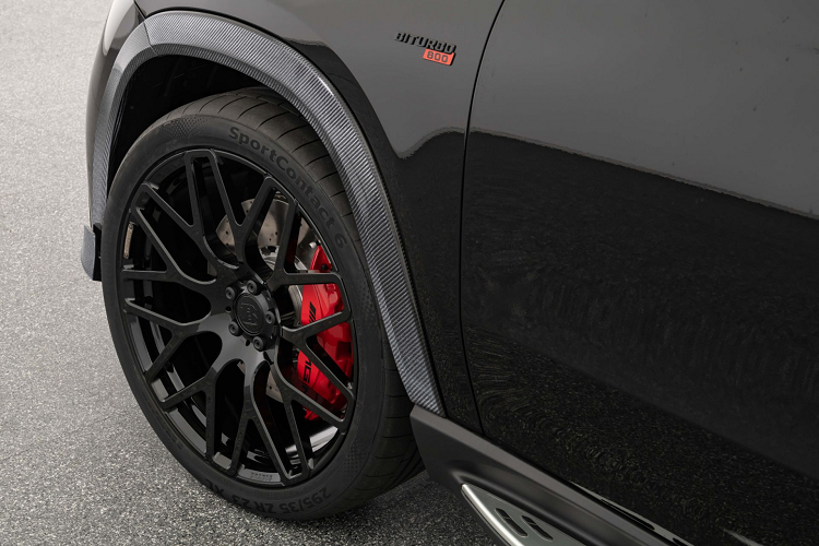 Đáng tiếc, tốc độ tối đa của xe vận bị hạn chế điện tử ở mức 280 km/h. Để khiến động cơ V8 tạo nên âm thanh dữ tợn hơn, hệ thống ống xả hiệu suất cao bằng thép không gỉ có các nắp xả được kiểm soát chủ động và 4 đầu ống pô có thể được hoàn thiện bằng titan hoặc carbon.