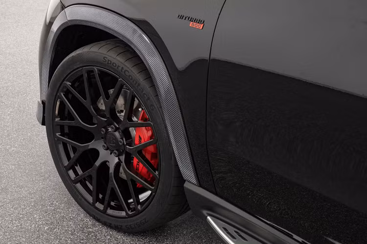 Đáng tiếc, tốc độ tối đa của xe vận bị hạn chế điện tử ở mức 280 km/h. Để khiến động cơ V8 tạo nên âm thanh dữ tợn hơn, hệ thống ống xả hiệu suất cao bằng thép không gỉ có các nắp xả được kiểm soát chủ động và 4 đầu ống pô có thể được hoàn thiện bằng titan hoặc carbon.