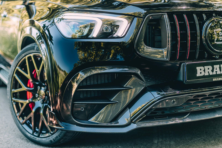 Những trang bị độ này đã giúp tăng công suất lên 789 mã lực tại tua máy 5.900 vòng/phút và 1.000 Nm mô-men xoắn cực đại tại tua máy thấp chỉ 3.500 vòng/phút, khiến siêu SUV này mạnh hơn cả Ferrari F8 Tributo. Như bạn có thể đoán, bổ sung 185 mã lực đương nhiên có ảnh hưởng không nhỏ lên hiệu suất vận hành.