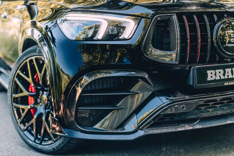 Những trang bị độ này đã giúp tăng công suất lên 789 mã lực tại tua máy 5.900 vòng/phút và 1.000 Nm mô-men xoắn cực đại tại tua máy thấp chỉ 3.500 vòng/phút, khiến siêu SUV này mạnh hơn cả Ferrari F8 Tributo. Như bạn có thể đoán, bổ sung 185 mã lực đương nhiên có ảnh hưởng không nhỏ lên hiệu suất vận hành.