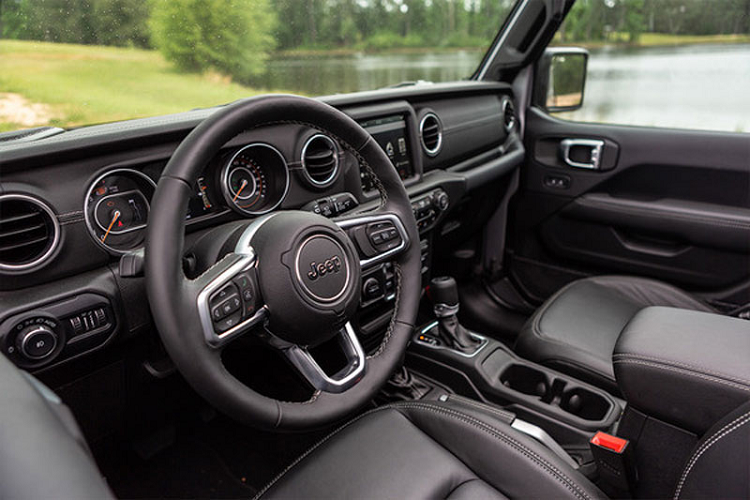 Theo Jeep, hiện đã có gần 30.000 khách hàng Mỹ đặt mua Wrangler sơn màu hồng Tuscadero mới. "Chúng tôi đã kỳ vọng Tuscadero sẽ trở nên phổ biến và phản hồi của khách hàng quả thực mạnh mẽ như mong đợi", ông Jim Morrison, phó chủ tịch kiêm giám đốc thương hiệu Jeep Bắc Mỹ, phát biểu. "Màu sơn này rất được ưa chuộng và chúng tôi sẽ tiếp tục sản xuất trong năm 2022 để đáp ứng nhu cầu mạnh mẽ của người tiêu dùng. Khách hàng có thể đặt mua xe màu này đến hết tháng 12 năm nay".