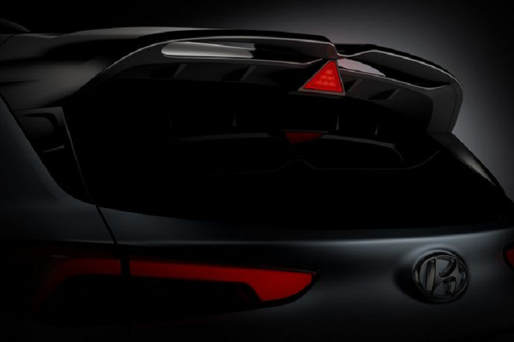 Thay đổi lớn hơn diễn ra ở đuôi xe với bộ khuếch tán màu đen, hệ thống ống xả kép thể thao, cánh lướt gió kiểu kép và đèn phanh thứ ba hình tam giác.