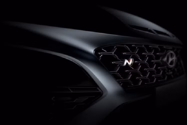 Ngoài ra, chiếc crossover Hyundai Kona hiệu suất cao còn sở hữu bộ la-zăng hợp kim độc đáo và các vòm bánh xe cùng màu thân xe.