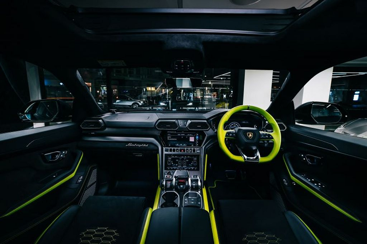 Chủ đề hai tông màu tương phản tiếp tục được áp dụng vào khoang cabin của Urus với màu chủ đạo là đen Nero Ade và điểm nhấn xanh Verde Scandal trên vô lăng, các cạnh tay vịn cửa, mép ghế,… Hệ thống ghế ngồi được bọc da lộn Alcantara với đường chỉ khâu Q-citura hình lục giác đặc trưng. Ngoài ra, Lamborghini Urus còn có một số chi tiết được làm bằng sợi carbon và nhôm anodized.