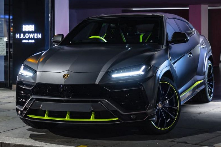 Về ngoại thất, Lamborghini Urus thứ 15000 này sở hữu bộ cánh màu xám Grigio Keres Matt Grey với những điểm nhấn xanh nõn chuối Verde Scandal. Chiếc SUV sở hữu “dàn chân” lắp mâm Taigete 23 inch khổng lồ với đường viền xanh Verde Scandal bao quanh nổi bật.