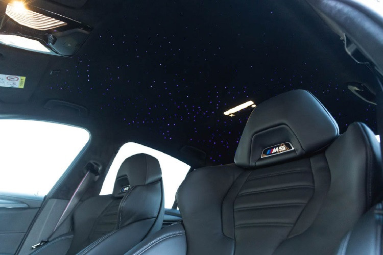 Kết hợp với những nâng cấp về mặt động cơ chính là hệ thống xả cao cấp với các đầu ống được làm bằng thép không gỉ và được trang bị bộ giảm thanh phía sau bằng thép không gỉ với bộ điều khiển van và ốp đầu ống xả bằng chất liệu carbon. Thương hiệu độ cũng đồng thời tinh chỉnh lại và nâng cấp hộp số tự động 8 cấp nguyên bản của M5 để đem đến khả năng vận hành trơn tru nhất có thể cho xe.