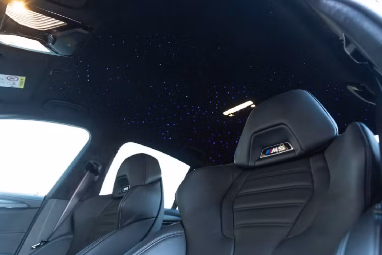 Kết hợp với những nâng cấp về mặt động cơ chính là hệ thống xả cao cấp với các đầu ống được làm bằng thép không gỉ và được trang bị bộ giảm thanh phía sau bằng thép không gỉ với bộ điều khiển van và ốp đầu ống xả bằng chất liệu carbon. Thương hiệu độ cũng đồng thời tinh chỉnh lại và nâng cấp hộp số tự động 8 cấp nguyên bản của M5 để đem đến khả năng vận hành trơn tru nhất có thể cho xe.