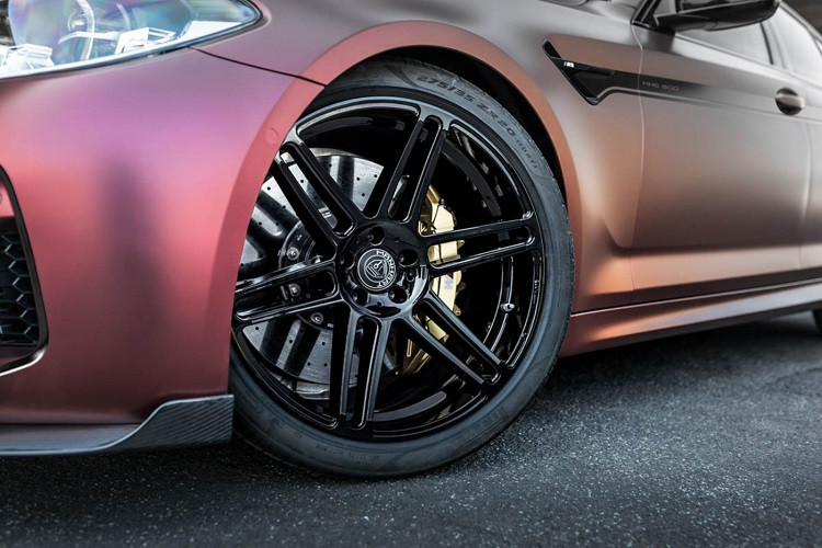 Xe cũng được lắp đặt bộ phuộc H&amp;R giúp hạ thấp thân xe và tối ưu hóa khả năng cho phiên bản độ. Thương hiệu trang bị cho MH5 800 bộ mâm 21 inch có thiết kế 6 chấu kép đặc trưng màu đen bóng với kích thước 9 × 21 phía trước và 10,5 × 21 inch phía sau. Hệ thống lốp được trang bị đi kèm có kích thước 265/30ZR21 và 305/25ZR21.