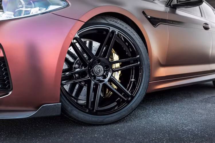 Xe cũng được lắp đặt bộ phuộc H&amp;R giúp hạ thấp thân xe và tối ưu hóa khả năng cho phiên bản độ. Thương hiệu trang bị cho MH5 800 bộ mâm 21 inch có thiết kế 6 chấu kép đặc trưng màu đen bóng với kích thước 9 × 21 phía trước và 10,5 × 21 inch phía sau. Hệ thống lốp được trang bị đi kèm có kích thước 265/30ZR21 và 305/25ZR21.