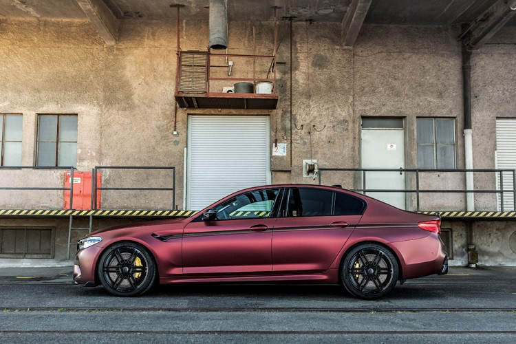 Mức giá độ xe BMW M5 từ Manhart bao gồm 15.795 Euro cho việc nâng cấp động cơ, 10.485 Euro cho hệ thống xả mới, 3.324 Euro cho bộ mâm xe độ và hệ thống treo. Bộ bodykit nâng cấp ngoại thất được Manhart ấn định giá bán ở mức 15.472 Euro. Gói độ này là một sự lựa chọn thú vị dành cho người chơi M5 bởi sau khi được nâng cấp gói độ, theo ước tính mức giá này vẫn còn rẻ hơn đáng kể so với mẫu xe hàng đầu BMW M5 CS.