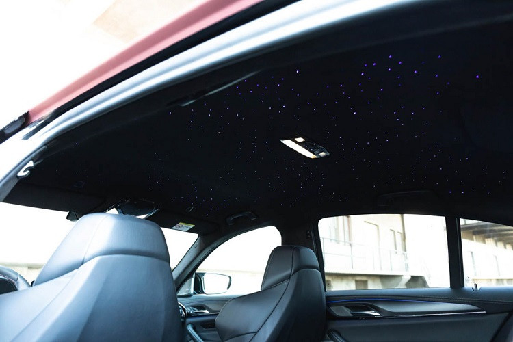 Thương hiệu Manhart cũng không quên hoàn chỉnh bản độ với những chi tiết nâng cấp cho diện mạo hầm hố của chiếc xe. Tuy nhiên Manhart không đem tới những thiết kế khác lạ cho ngoại thất mà chỉ bổ sung thêm cho xe những chi tiết của bộ bodykit bằng carbon. Bộ bodykit này bao gồm phần líp trước mới, líp hông cùng bộ khuếch tán cỡ lớn phía sau.