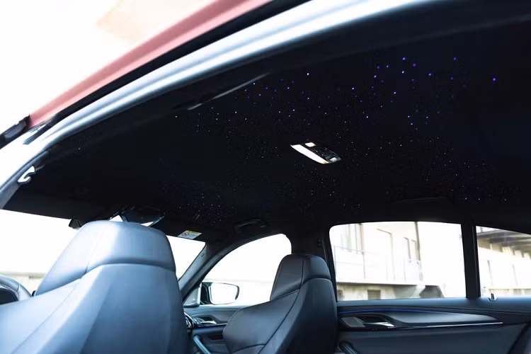 Thương hiệu Manhart cũng không quên hoàn chỉnh bản độ với những chi tiết nâng cấp cho diện mạo hầm hố của chiếc xe. Tuy nhiên Manhart không đem tới những thiết kế khác lạ cho ngoại thất mà chỉ bổ sung thêm cho xe những chi tiết của bộ bodykit bằng carbon. Bộ bodykit này bao gồm phần líp trước mới, líp hông cùng bộ khuếch tán cỡ lớn phía sau.