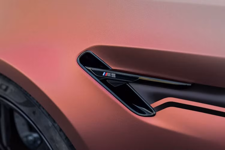 Thay vì ngoại thất màu đen bóng cùng những họa tiết màu vàng Gold đặc trưng của những bản độ từ Manhart, thương hiệu lần này lại lựa chọn “khoác” lên cho MH5 800 lớp decal màu hiệu ứng với bề mặt hoàn thiện sần và đổi màu theo góc nhìn. Thương hiệu cũng trang bị thêm đường decal tạo điểm nhấn dọc xe giống các phiên bản độ khác được “ra lò” từ xưởng độ Manhart.