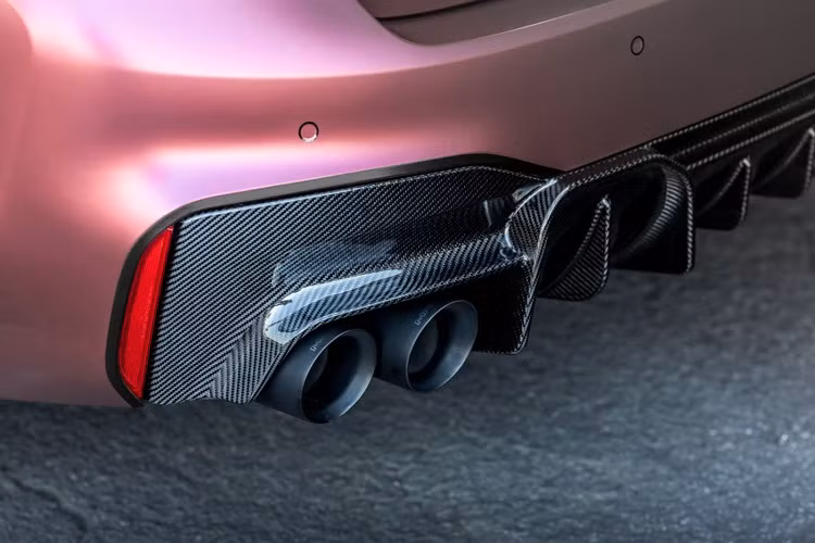 Bộ khuếch tán độ của Manhart chia đuôi sau của xe ra làm nhiều mảng với các cánh lướt gió được kéo dài, đem đến diện mạo góc cạnh dữ dằn cho phần đuôi sau của MH5 800. Xe cũng được trang bị một cánh lướt gió được làm bằng carbon gắn liền lên nắp khoang hành lý phía sau.