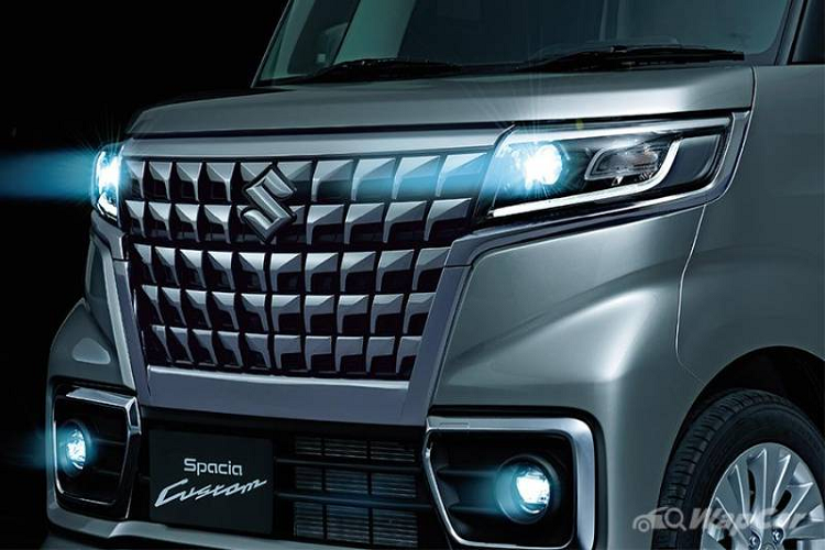 Vốn được phát triển độc quyền dành cho thị trường quê nhà nên Suzuki Spacia Custom trở nên đặc biệt linh hoạt và phù hợp với những con phố chật hẹp tại Nhật Bản. Cũng vì thế mà Spacia Custom lại được đông đảo khách hàng đón nhận nhờ kiểu dáng nhỏ gọn, trang bị “đủ dùng” và tính thực tiễn cao.