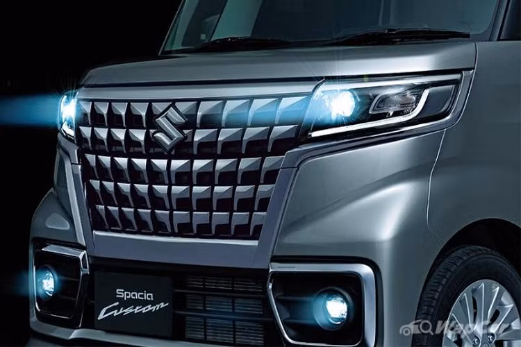 Vốn được phát triển độc quyền dành cho thị trường quê nhà nên Suzuki Spacia Custom trở nên đặc biệt linh hoạt và phù hợp với những con phố chật hẹp tại Nhật Bản. Cũng vì thế mà Spacia Custom lại được đông đảo khách hàng đón nhận nhờ kiểu dáng nhỏ gọn, trang bị “đủ dùng” và tính thực tiễn cao.