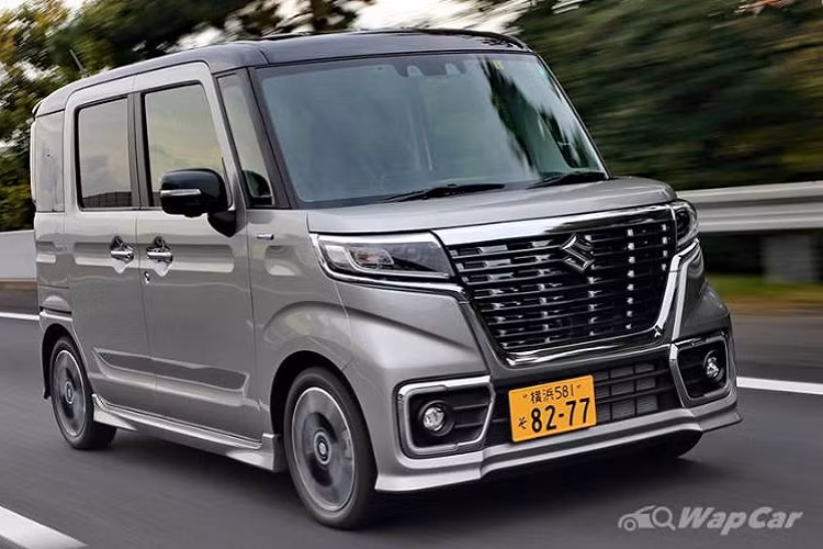 Về an toàn, Suzuki Spacia Custom được trang bị hệ thống kiểm soát hành trình thích ứng, hỗ trợ giữ làn, đèn pha tự động, phanh tự động khẩn cấp cùng nhiều tính năng đáng giá khác thuộc bộ công nghệ hỗ trợ người lái tiên tiến của Suzuki.