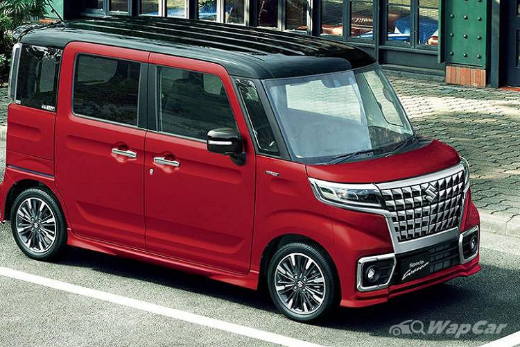 Tất nhiên bản cập nhật này chỉ mang lại cho Suzuki Spacia Custom wagon ngoại hình sang trọng tương đồng mà không thể “bắt kịp” Alphard về nhiều yếu tố, trong đó có cả trang bị vận hành. “Trái tim” của Spacia Custom là động cơ hybrid dung tích 660cc hút khí tự nhiên mạnh 51 mã lực / 60 Nm, đi kèm tùy chọn nâng cấp lên động cơ tăng áp 63 mã lực và 98 Nm momen xoắn.