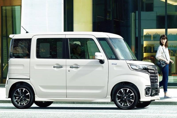 Trong khi đó, các đối tượng khách hàng khác có thể lựa chọn Suzuki Spacia tiêu chuẩn hoặc Spacia Gear đều sở hữu diện mạo trung tính hơn. Giá xe Suzuki Spacia Custom tại Nhật Bản khởi điểm từ 1,67 triệu Yên (tương đương khoảng 337 triệu đồng).