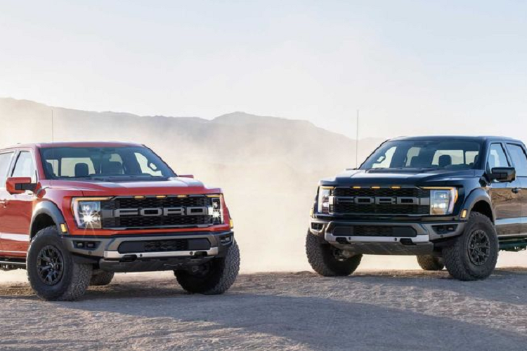 Nếu điều này là thật thì Ford thật sự sẽ không để F-150 Raptor cạnh tranh với Ram 1500 TRX 702 mã lực nữa. Thay vào đó, đối với những khách hàng khao khát một chiếc Raptor mạnh mẽ hơn, Ford sẽ giới thiệu phiên bản Raptor R trong thời gian tới, mẫu xe dùng động cơ siêu nạp V8 cho công suất 700 mã lực. Hiện Raptor R đã bắt đầu được chạy thử nghiệm.