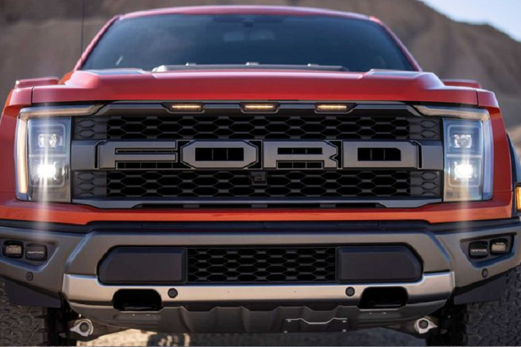 Quay trở lại với mẫu xe bán tải Ford F-150 Raptor 2021, dù chưa biết các thông số kỹ thuật chính xác nhưng mẫu bán tải hiệu suất cao vẫn thu hút các fan bởi khả năng kéo tối đa lên tới 3.719 kg và tải trọng tối đa đạt mức 635 kg, tăng gần 91 kg ở cả 2 khía cạnh.