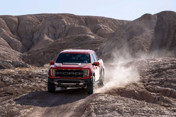 Chưa hết, xe còn được giới thiệu một tính năng "thửa riêng" đó là chế độ Trail 1-Pedal Drive tiêu chuẩn, giúp người lái đơn giản hóa thao tác chân bằng cách kết hợp cả hoạt động tăng tốc và phanh vào bàn đạp ga – nhấn ga để di chuyển, nhả để phanh lại. Hệ thống này đi kèm với tính năng Trail Control - hoạt động như một hệ thống kiểm soát hành trình nhưng dành cho địa hình, gói camera 360 độ tùy chọn để hướng dẫn theo dõi, v.v...