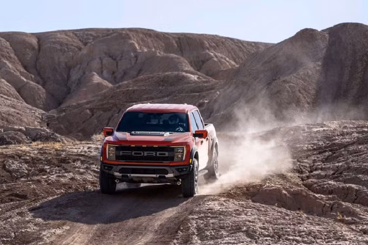 Chưa hết, xe còn được giới thiệu một tính năng "thửa riêng" đó là chế độ Trail 1-Pedal Drive tiêu chuẩn, giúp người lái đơn giản hóa thao tác chân bằng cách kết hợp cả hoạt động tăng tốc và phanh vào bàn đạp ga – nhấn ga để di chuyển, nhả để phanh lại. Hệ thống này đi kèm với tính năng Trail Control - hoạt động như một hệ thống kiểm soát hành trình nhưng dành cho địa hình, gói camera 360 độ tùy chọn để hướng dẫn theo dõi, v.v...