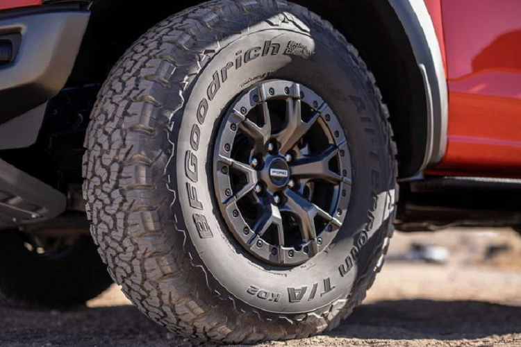 Ford F-150 Raptor thế hệ mới cũng được trang bị rất nhiều công nghệ mới nhằm đem lại hiệu năng tối đa khi off-road. Hệ thống lựa chọn chế độ lái địa hình mới Terrain Management System có tổng cộng 7 chế độ: Slippery, Tow/Haul, Sport, Normal, Off-Road, Baja và Rock Crawl.