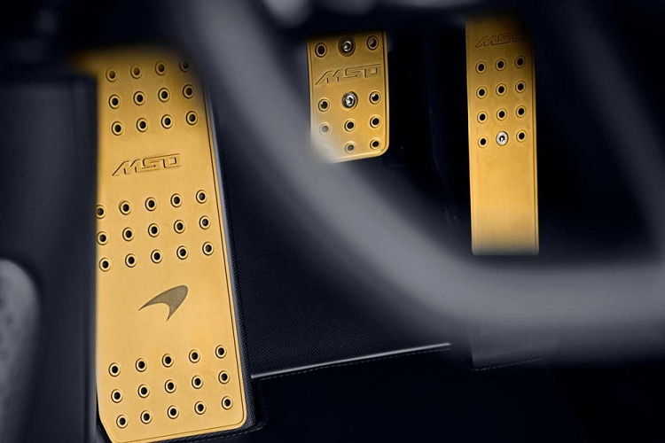 Màu bạc Magnesium của xe được lấy cảm hứng từ màu sơn trên chiếc McLaren F1 đầu tiên được giới thiệu đến công chúng trong khi màu xám Ueno lại đến từ siêu phẩm F1 GTR đã giành chiến thắng tại Le Mans 24h vào năm 1995. Ngoài ra là phần thân xe được xử lý với sợi carbon tinh xảo. Bên trong khoang lái của chiếc xe McLaren Speedtail "Albert" có 2 tông màu chính là đen và cam bên cạnh là carbon.