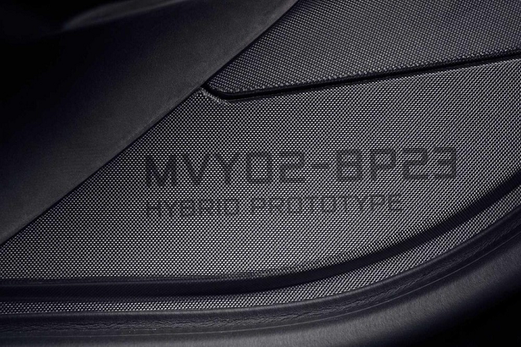 Ngoài ra, trên bậc cửa của xe còn có ký hiệu MVY02, đây chính là chiếc MVY02-BP23 dùng để McLaren thử nghiệm và phát triển vị trí ngồi tầm quan sát cũng như camera xung quanh cho mẫu xe 3 chỗ của mình.