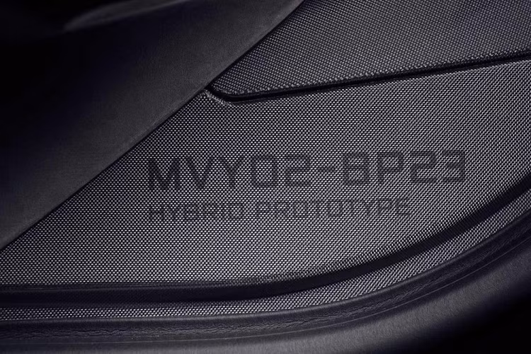 Ngoài ra, trên bậc cửa của xe còn có ký hiệu MVY02, đây chính là chiếc MVY02-BP23 dùng để McLaren thử nghiệm và phát triển vị trí ngồi tầm quan sát cũng như camera xung quanh cho mẫu xe 3 chỗ của mình.