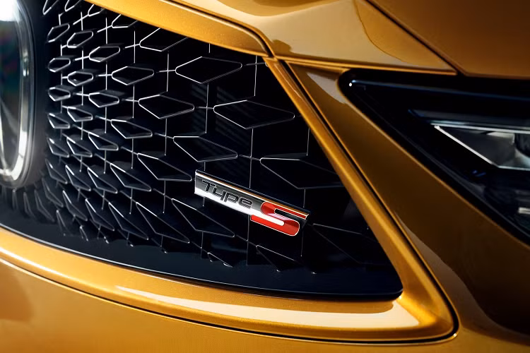 Không gian nội thất của Acura MDX Type S cũng kết hợp hài hòa giữa sự sang trọng và tiện nghi. Điểm nhấn chính là hệ thống ghế ngồi phía trước chỉnh điện 12 hướng, bọc da Milano kết hợp vải Ultrasuede, tích hợp sưởi và thông gió. Bên cạnh đó là các tiện ích hiện đại như đồng hồ lái kỹ thuật số, màn hình thông tin giải trí 12,3 inch kết hợp tương tích Apple Carplay, Android Auto và trợ lý Alexa từ Amazon.