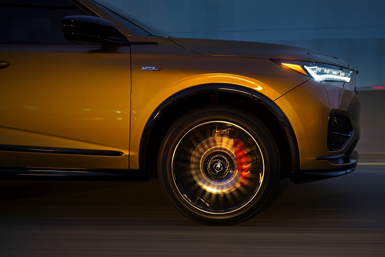 Acura MDX Type S 2022 còn có một đối thủ khá khó chịu là Audi Q7. Mẫu SUV 7 chỗ của Audi có giá khởi điểm từ 62.100 USD (khoảng 1,42 tỷ đồng), trang bị động cơ tăng áp 3.0L, 6 xi lanh thẳng hàng cho công suất 335 mã lực và mô-men xoắn 500Nm.