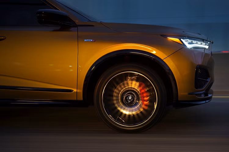 Acura MDX Type S 2022 còn có một đối thủ khá khó chịu là Audi Q7. Mẫu SUV 7 chỗ của Audi có giá khởi điểm từ 62.100 USD (khoảng 1,42 tỷ đồng), trang bị động cơ tăng áp 3.0L, 6 xi lanh thẳng hàng cho công suất 335 mã lực và mô-men xoắn 500Nm.