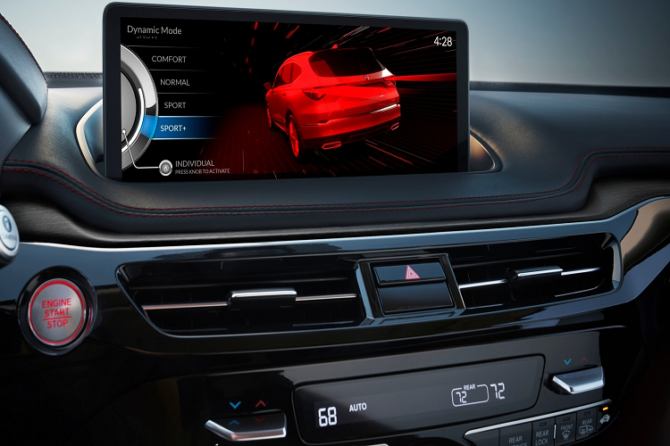 Chủ nhân cũng sẽ có khoang nội thất ốp gỗ open-pore, ghế sau có sưởi, màn hình hiển thị thông tin trên kính lái, và hệ thống âm thanh ELS Studio 3D Signature Edition 25 loa. Ngoài ra, thảm giải sàn cũng là loại cao cấp “ultra-plush”, camera quan sát toàn cảnh và cốp sau mở điện rảnh tay.