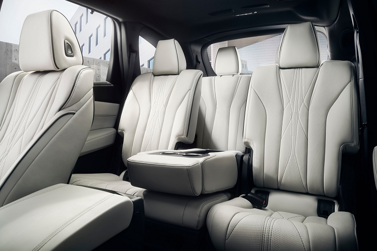 Ngoài ra, nội thất Acura MDX Type S 2022 còn có một số điểm nhấn đáng chú ý như vô lăng thể thao đáy phẳng, các chi tiết viền nhôm và đèn viền nội thất. Xe còn trang bị hệ thống sạc điện thoại không dây và hệ thống âm thanh ELS Studio 3D 16 loa.