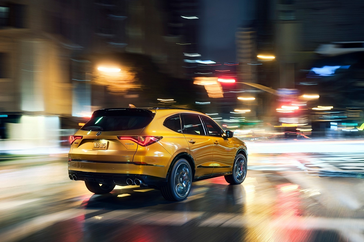 Trong khi mẫu GLE 450 4MATIC trang bị động cơ tăng áp 3.0L, 6 xi lanh thẳng hàng, cho công suất 362 mã lực và mô-men xoắn 500Nm, có giá khởi điểm từ 63.500 USD (khoảng 1,45 tỷ đồng).