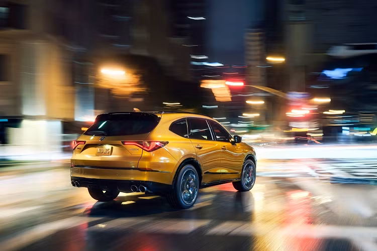 Trong khi mẫu GLE 450 4MATIC trang bị động cơ tăng áp 3.0L, 6 xi lanh thẳng hàng, cho công suất 362 mã lực và mô-men xoắn 500Nm, có giá khởi điểm từ 63.500 USD (khoảng 1,45 tỷ đồng).